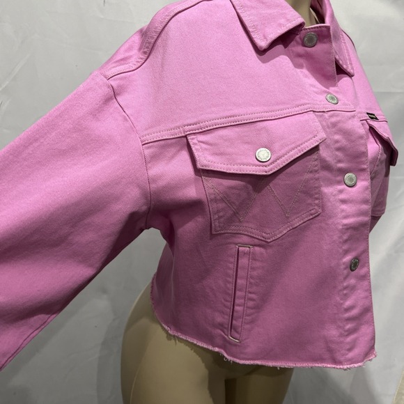 Wrangler Pink Cropped Oversized Denim Jacket Frayed Hem Western Snap Front SZ M - Picture 4 of 8